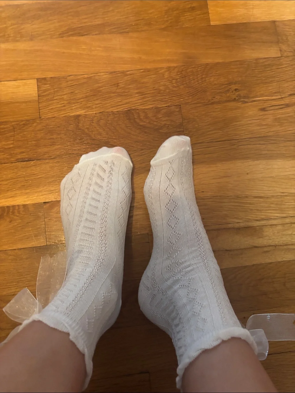 White lace ruffle crew socks